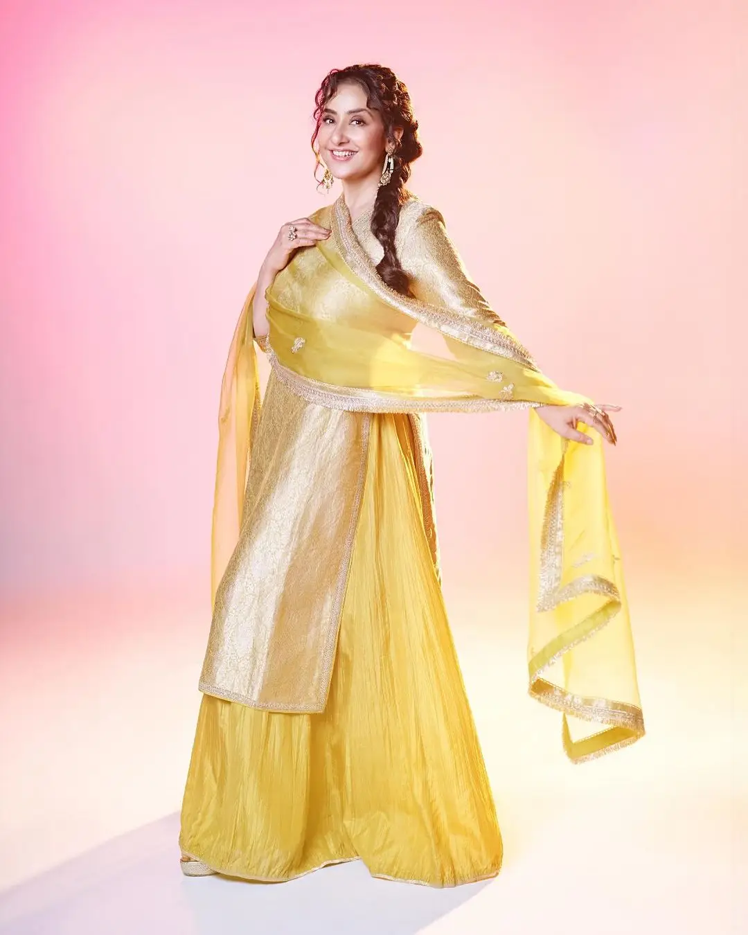 BOLLYWOOD ACTRESS MANISHA KOIRALA STILLS IN YELLOW DRESS